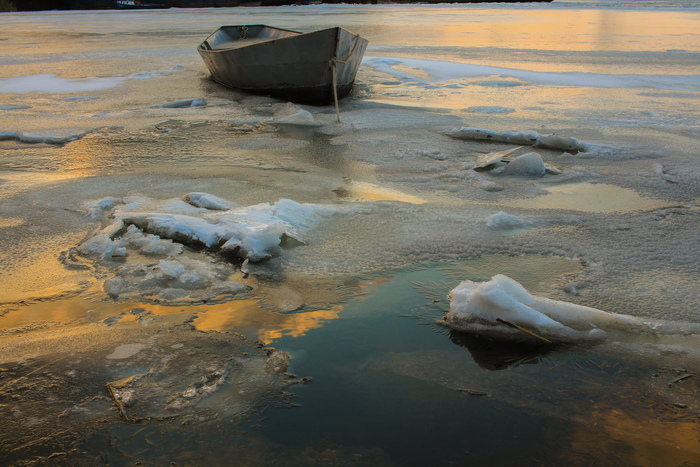 Сергей Немцев, «Закат, лодка, лед»