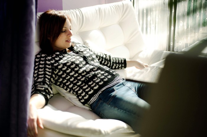 Незнакомка спящая в кофейне